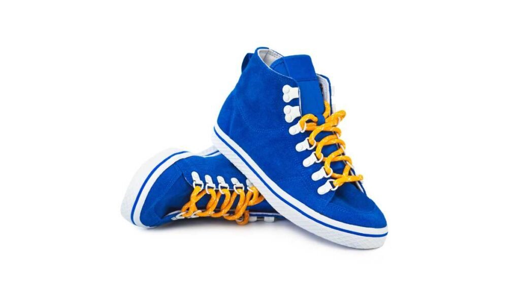 Tênis azul combina com qual roupa