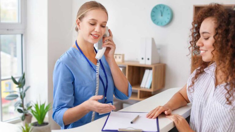 Uniforme Recepcionista Clínica: Dicas Essenciais para uma Aparência Profissional