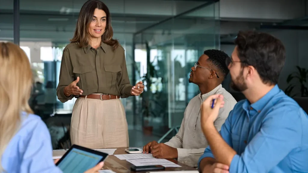 Como vender SEO para seus clientes: pacotes com publicações em portais Mulher apresenta um projeto para colegas em reunião