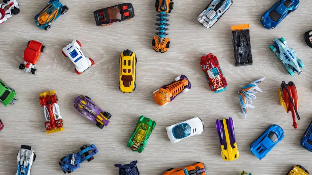 Carrinhos em miniatura distribuídos sobre uma superfície de madeira